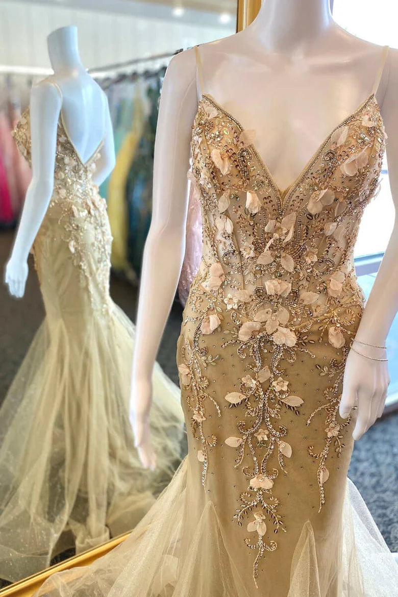 Vestido de fiesta de corte trompeta con escote en V y espalda abierta con apliques